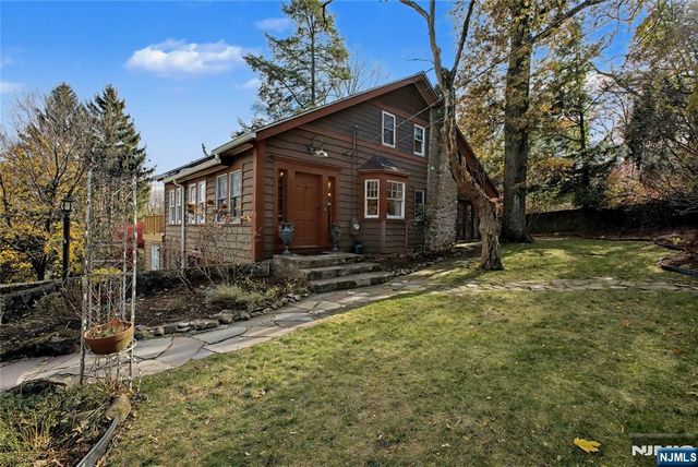 9 Winding Way, Woodcliff Lake, NJ 07677