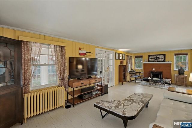 9 Winding Way, Woodcliff Lake, NJ 07677