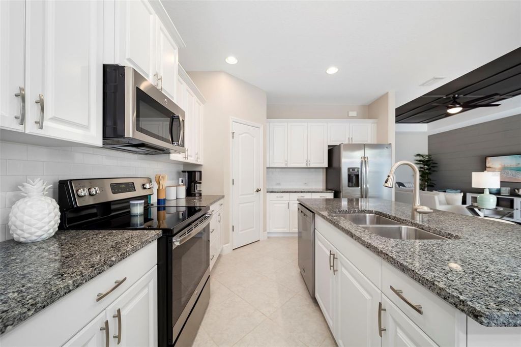 Image 25 of property listing at 4727 CREEKRIDGE COURT, Bradenton, FL 34203
