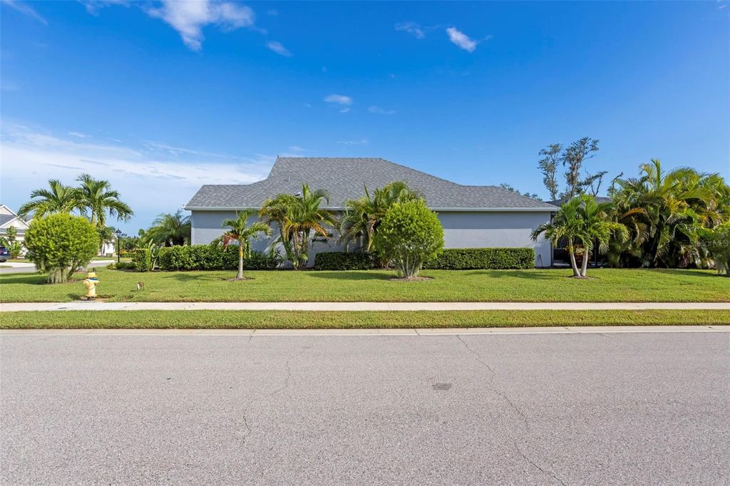 Image 7 of property listing at 4727 CREEKRIDGE COURT, Bradenton, FL 34203