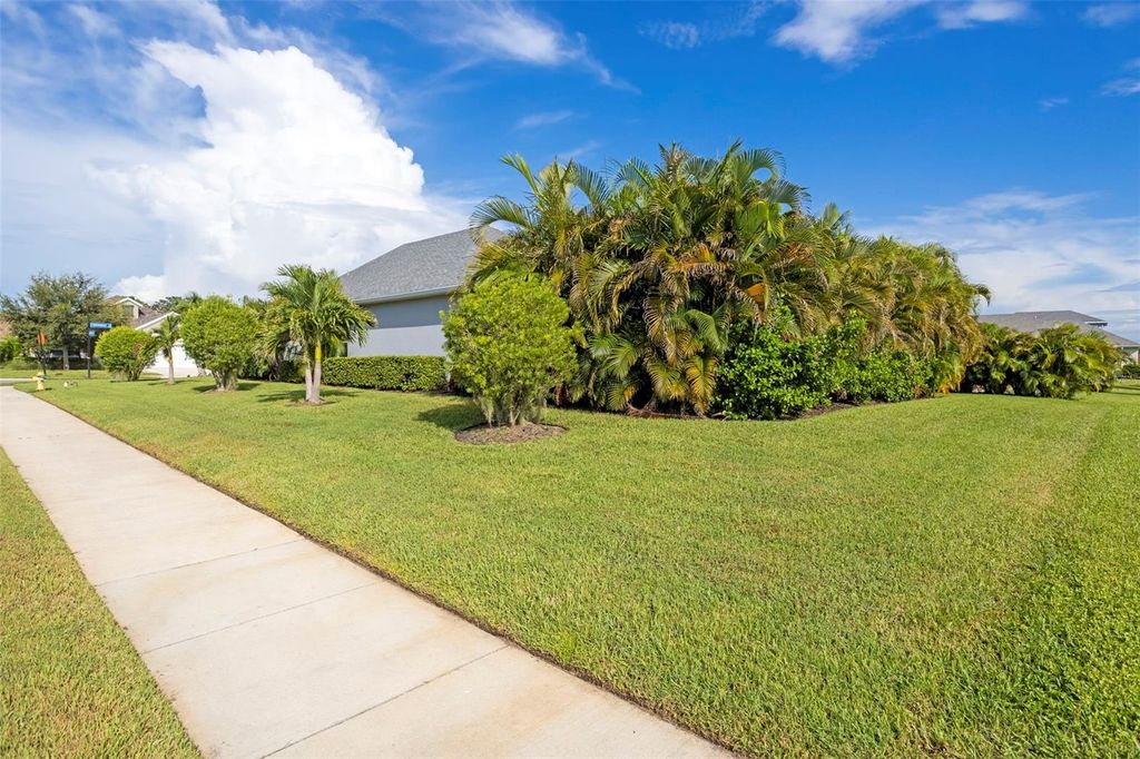 Image 8 of property listing at 4727 CREEKRIDGE COURT, Bradenton, FL 34203