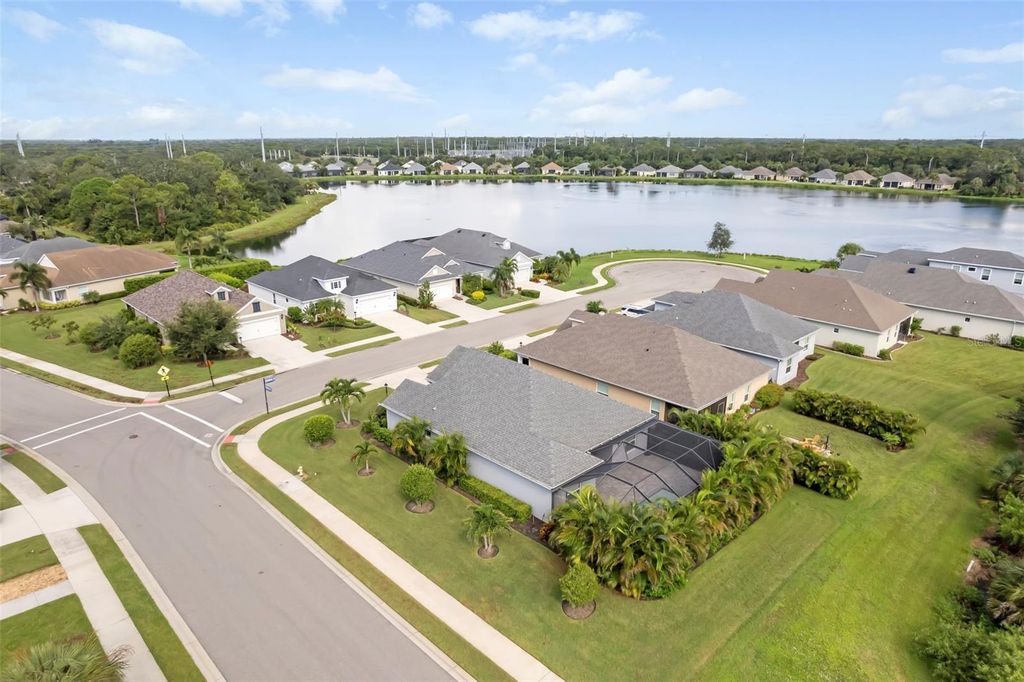 Image 10 of property listing at 4727 CREEKRIDGE COURT, Bradenton, FL 34203