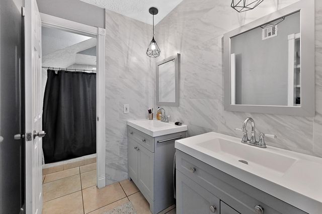 12714 Huntington Field Drive, Houston, TX 77099