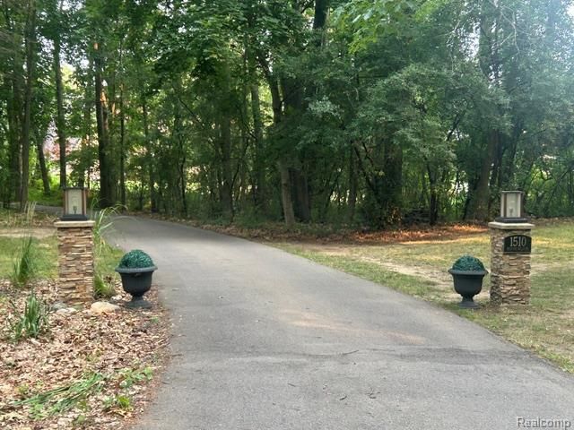 1510 Milford Hills Drive, Milford, MI 48381