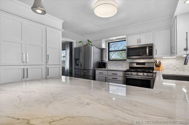 725 Kenwood Drive, Bartlesville, OK 74006