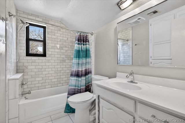 725 Kenwood Drive, Bartlesville, OK 74006