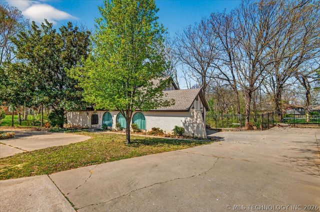 725 Kenwood Drive, Bartlesville, OK 74006