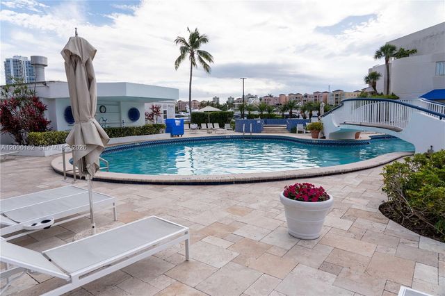 19707 Turnberry Way 18C, Aventura, FL 33180