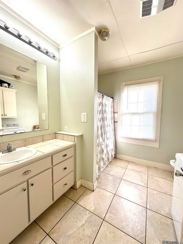 19647 Perrilloux Rd, Livingston, LA 70754