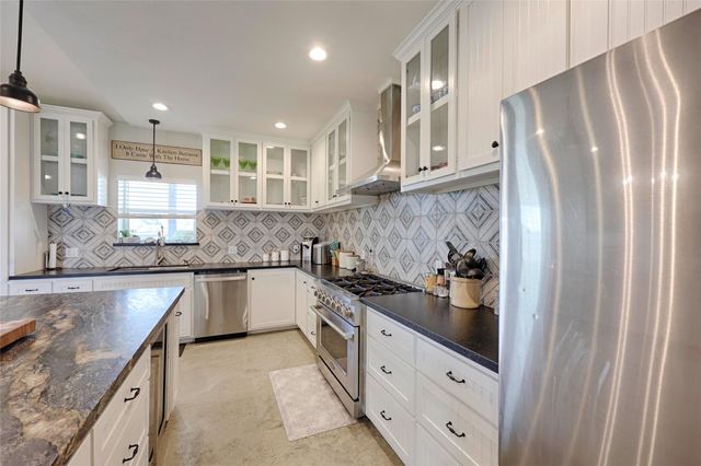 1100 Calhoun RD, Eagle Lake, TX 77434