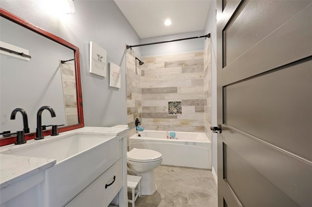 1100 Calhoun RD, Eagle Lake, TX 77434