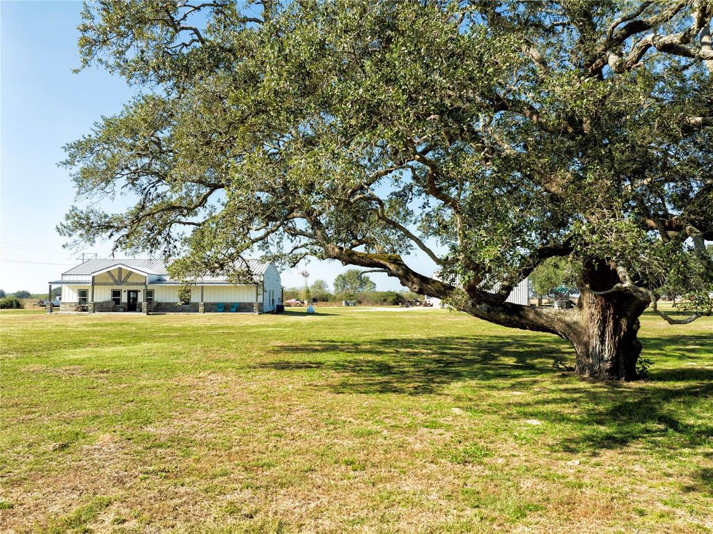 1100 Calhoun RD, Eagle Lake, TX 77434