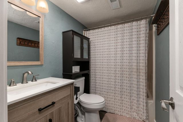 1039 E Manchester Drive, Springfield, MO 65810