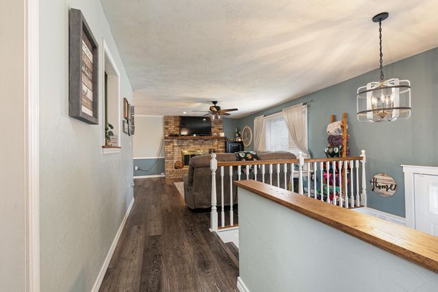 1039 E Manchester Drive, Springfield, MO 65810