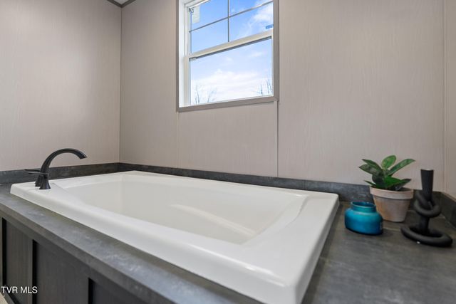 8000 Snapps Ferry Road, Chuckey, TN 37641