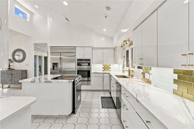 2 Elden Court, Lincoln, RI 02865