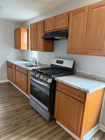 557 Oak Street, Waukegan, IL 60085