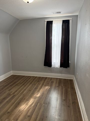 557 Oak Street, Waukegan, IL 60085