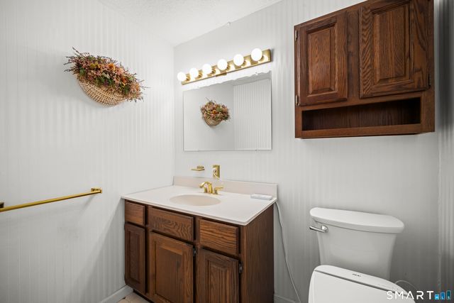 94 Raymond Road, Windsor Locks, CT 06096