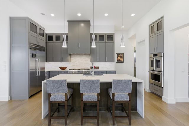 8801 Bellancia DR, Austin, TX 78738