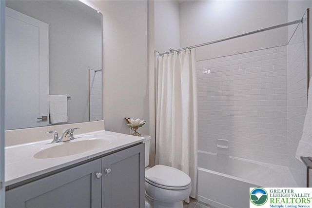 1862 Franklin Way, South Whitehall Twp, PA 18104