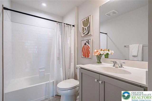 1862 Franklin Way, South Whitehall Twp, PA 18104