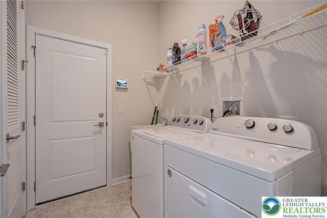 1862 Franklin Way, South Whitehall Twp, PA 18104