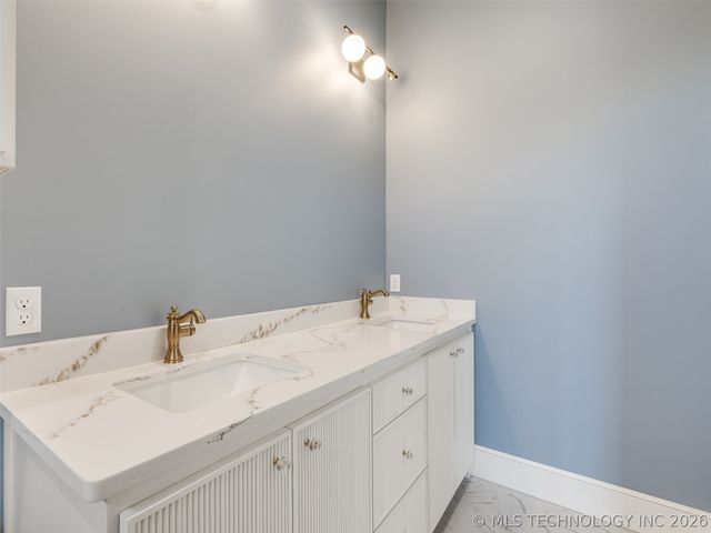 295 Falcon Tree Loop, Eufaula, OK 74432