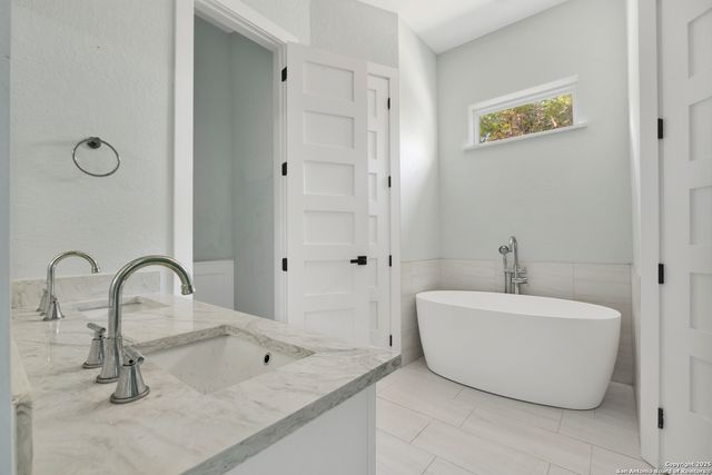 1351 Canyon Edge, Canyon Lake, TX 78133