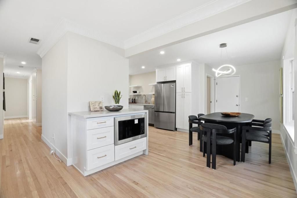 Image 10 of property listing at 911 Inverness Way, Sunnyvale, CA 94087