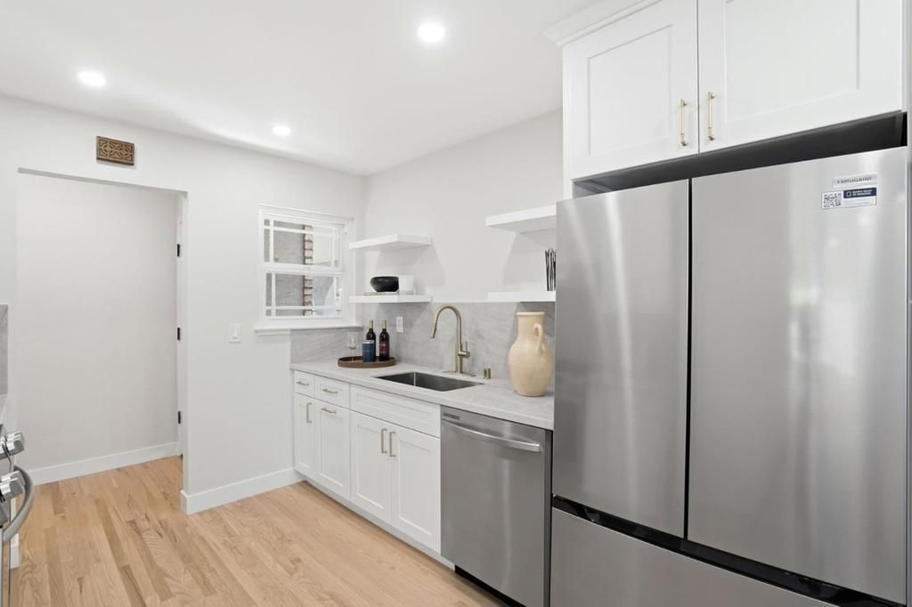 Image 13 of property listing at 911 Inverness Way, Sunnyvale, CA 94087