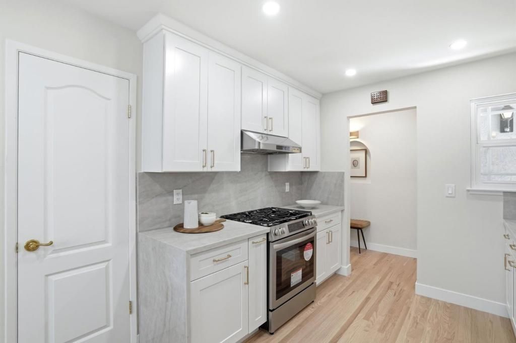 Image 14 of property listing at 911 Inverness Way, Sunnyvale, CA 94087