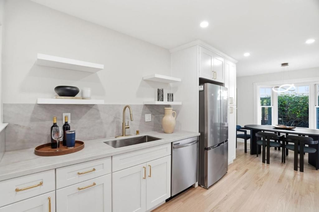 Image 2 of property listing at 911 Inverness Way, Sunnyvale, CA 94087