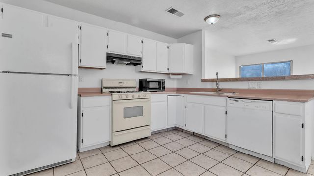 1605 Patti Place NE, Rio Rancho, NM 87144