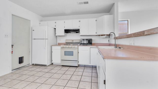 1605 Patti Place NE, Rio Rancho, NM 87144