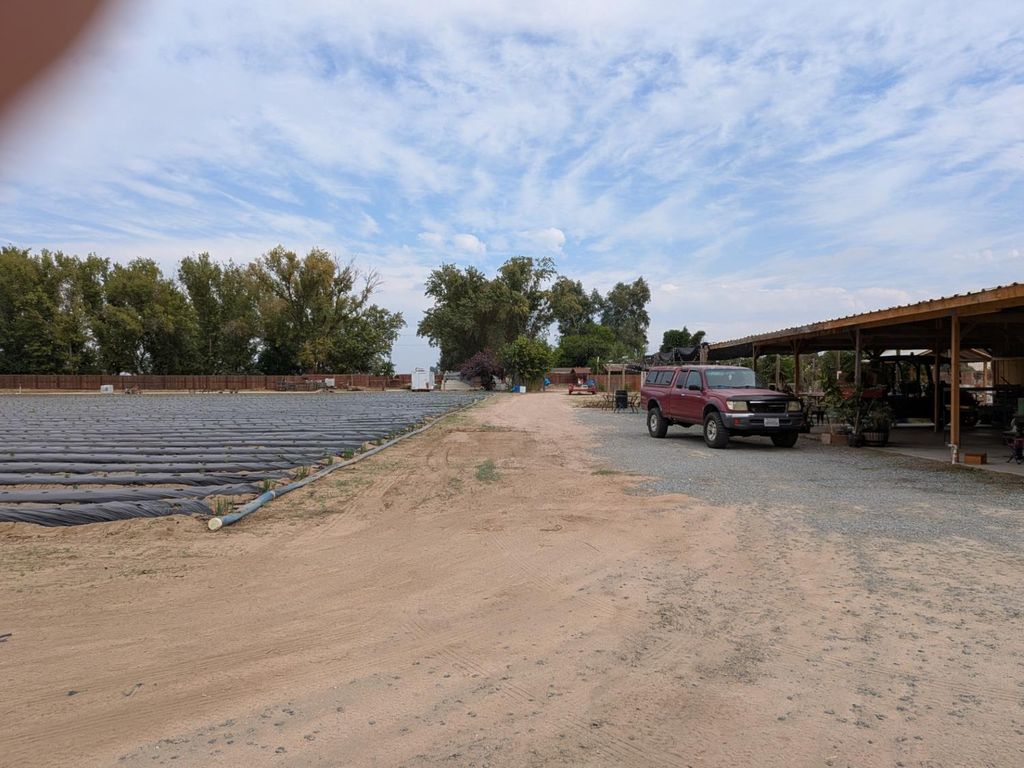 Image 12 of property listing at 284 S Temperance Avenue, Fresno, CA 93727