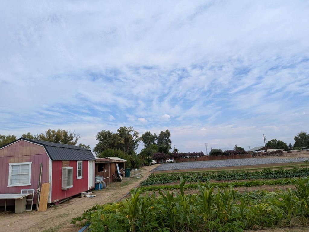 Image 14 of property listing at 284 S Temperance Avenue, Fresno, CA 93727