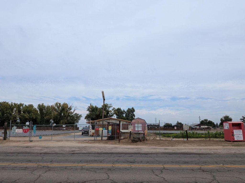 Image 2 of property listing at 284 S Temperance Avenue, Fresno, CA 93727