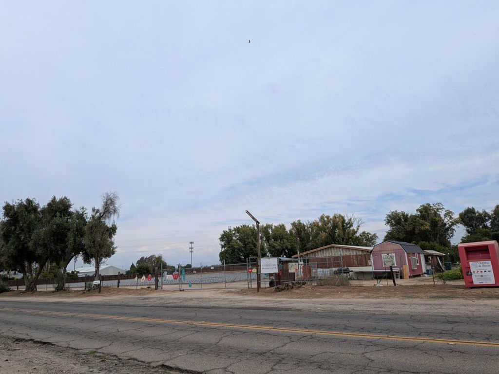 Image 3 of property listing at 284 S Temperance Avenue, Fresno, CA 93727