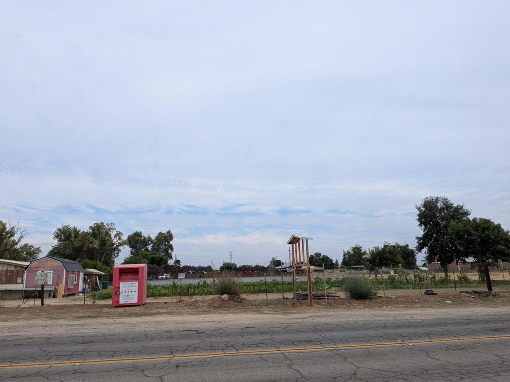 Image 6 of property listing at 284 S Temperance Avenue, Fresno, CA 93727