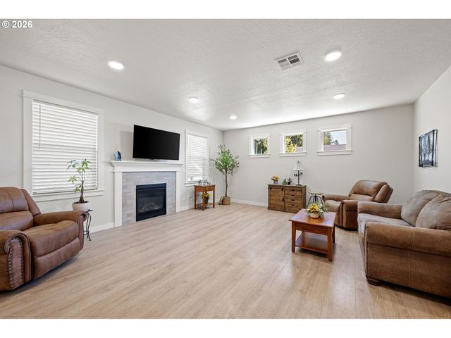 5094 CEDAR VIEW Dr, Springfield, OR 97478