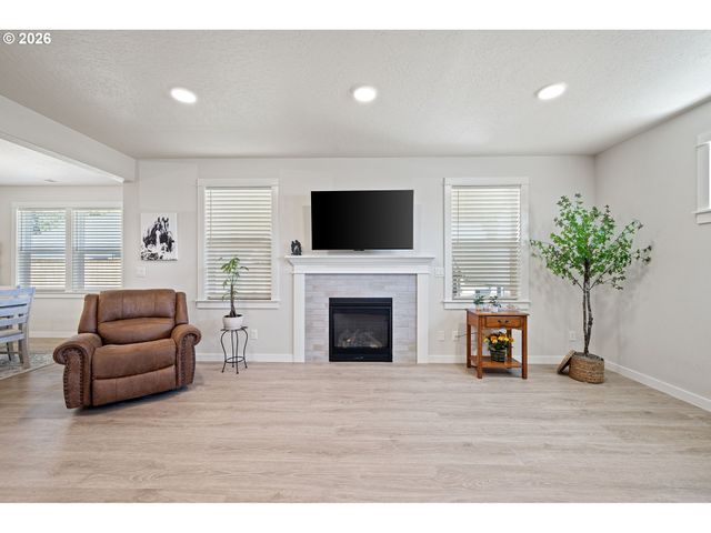 5094 CEDAR VIEW Dr, Springfield, OR 97478