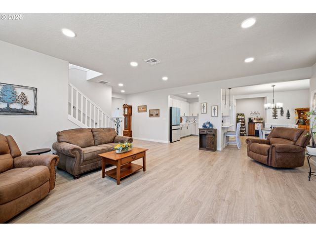 5094 CEDAR VIEW Dr, Springfield, OR 97478