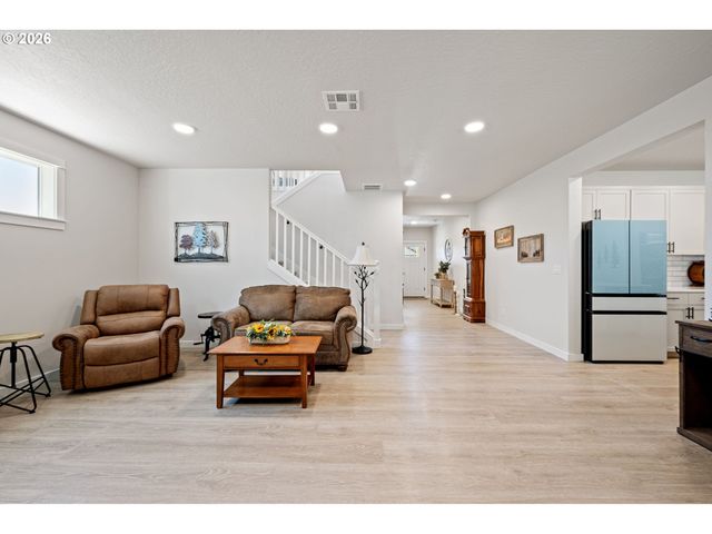 5094 CEDAR VIEW Dr, Springfield, OR 97478