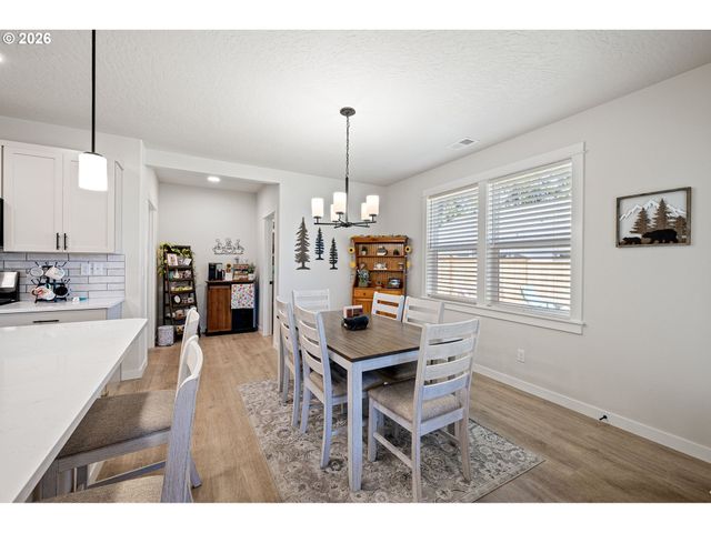 5094 CEDAR VIEW Dr, Springfield, OR 97478