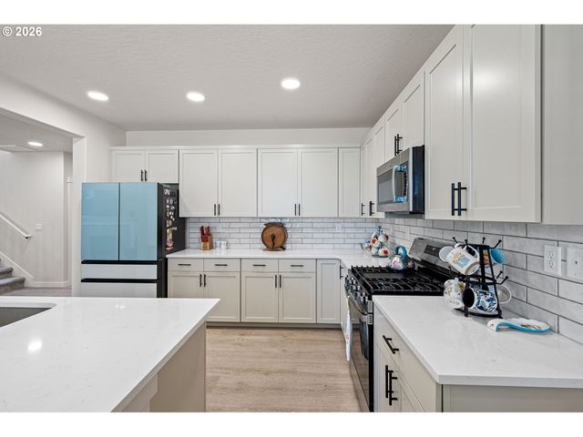 5094 CEDAR VIEW Dr, Springfield, OR 97478