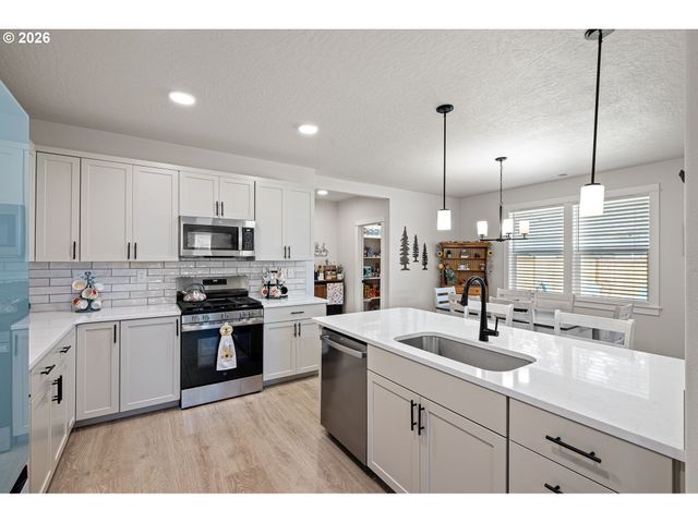 5094 CEDAR VIEW Dr, Springfield, OR 97478
