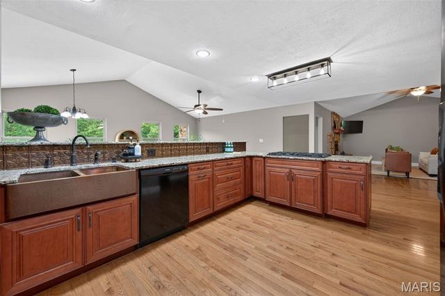1510 Highway Dd, Defiance, MO 63341