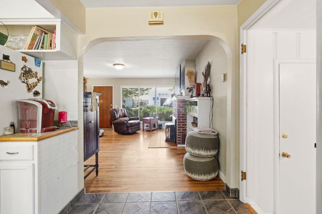 876 W Stewart Avenue, Medford, OR 97501