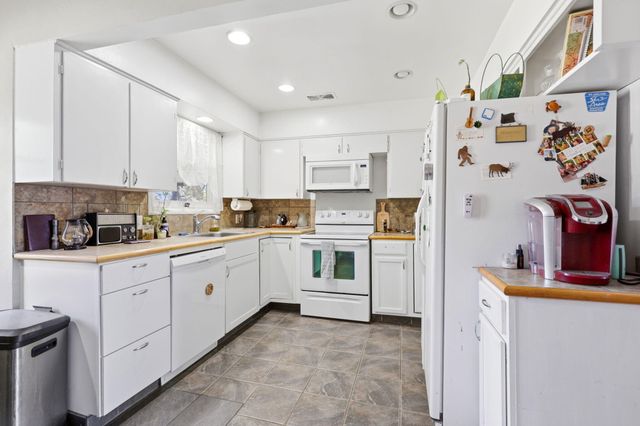 876 W Stewart Avenue, Medford, OR 97501